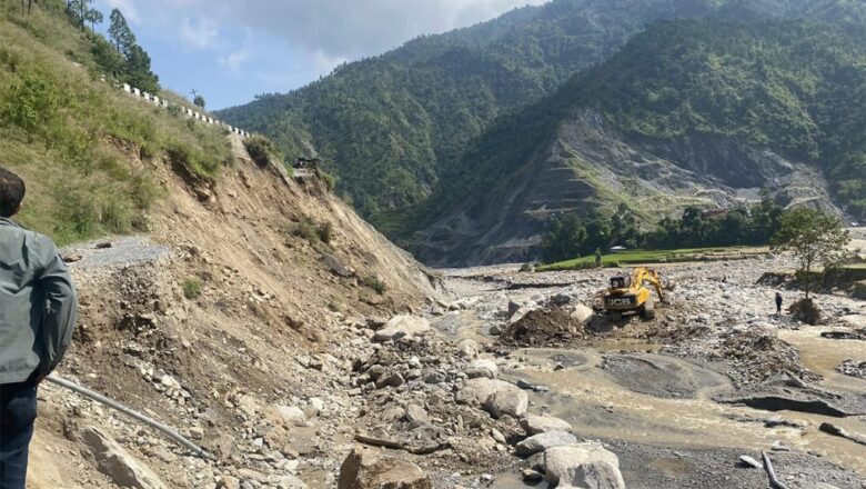 चौकीडाँडा–कालखुंगा खण्डमा १२ किलोमिटर सडक बाढीले नष्ट