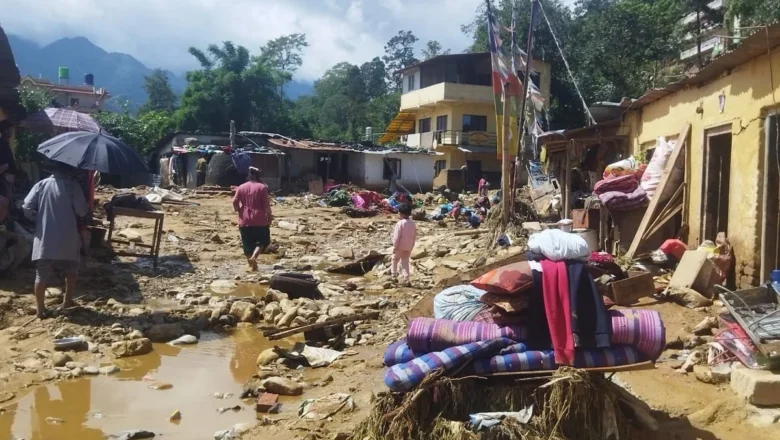 काभ्रेका बाढी पहिरो पीडितलाई प्रारम्भिक राहत वितरण गरिँदै