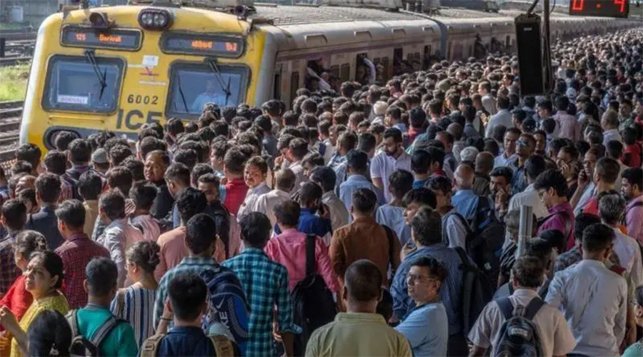 मुम्बईमा गुडिरहेको रेलबाट खसे १० यात्रु, एकको मृत्यु