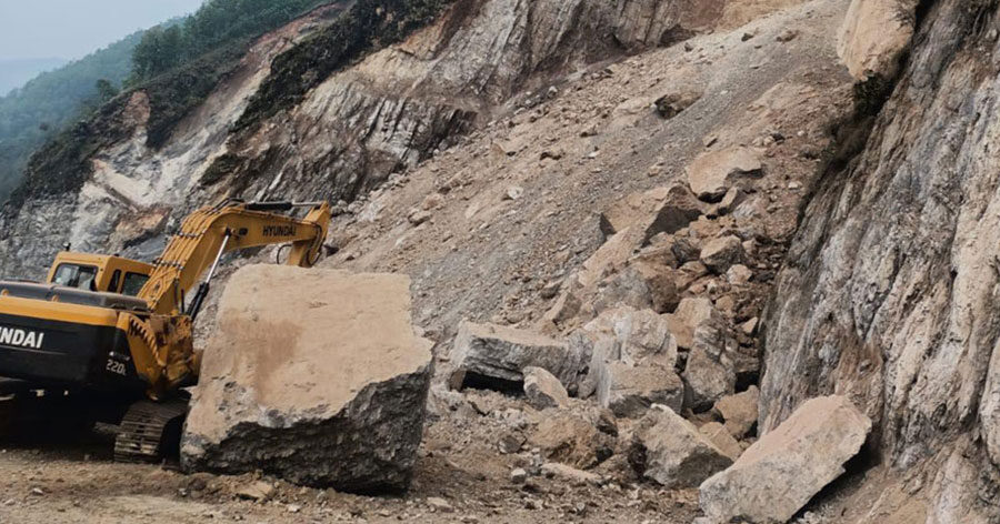 मुख्य राजमार्गका ६ ठाउँमा सडक अवरुद्ध, ५ ठाउँमा एकतर्फी