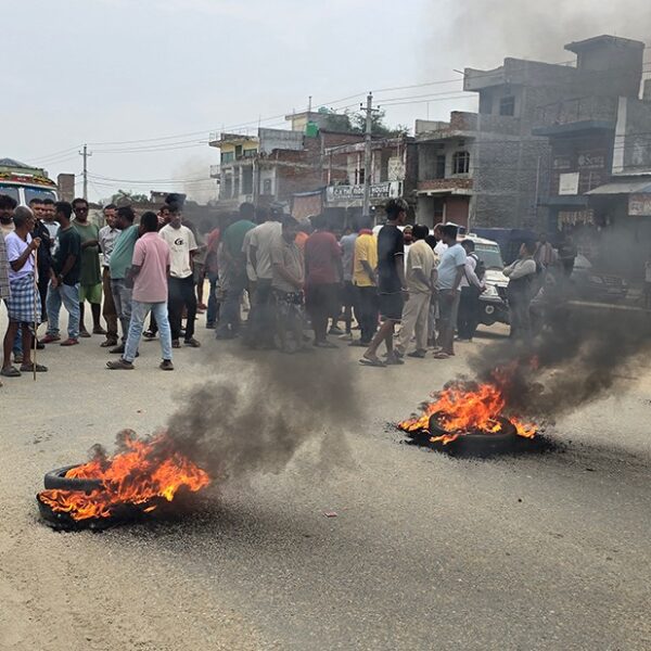 सडक निर्माणमा ढिलासुस्ती भएको भन्दै स्थानीयले गराए पूर्वपश्चिम राजमार्ग अवरुद्ध