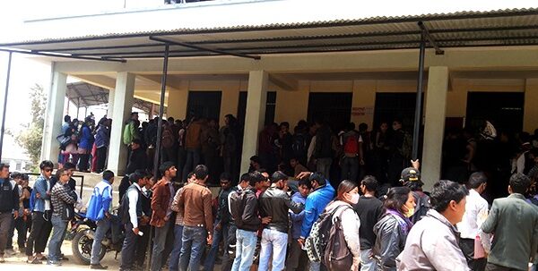 एकान्तकुनास्थित यातायात कार्यालयबाट तीन जना बिचौलिया पक्राउ