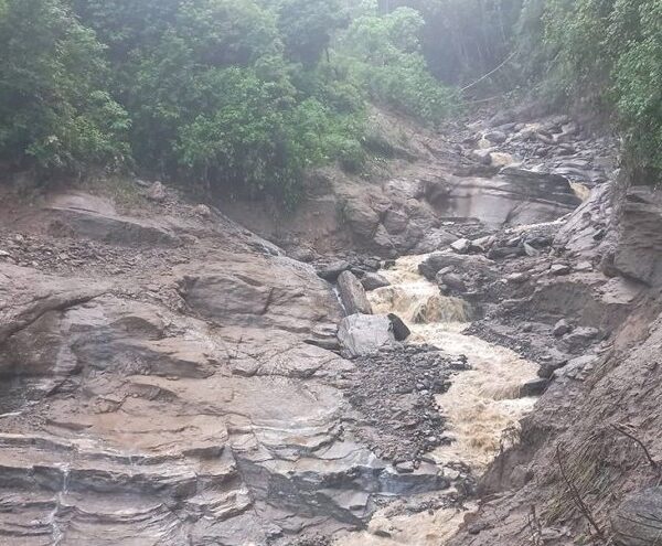 लप्से खोलामा पहिरो खस्दा दिक्तेल–चखेवा सडक अवरुद्ध