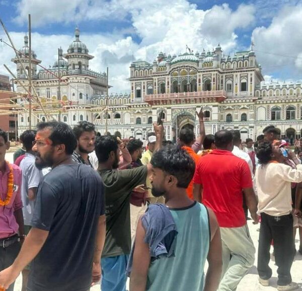 जानकी मन्दिरबाट लखेटिए हर्क सम्पाङका कार्यकर्ता