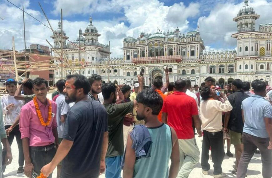 जानकी मन्दिरबाट लखेटिए हर्क सम्पाङका कार्यकर्ता
