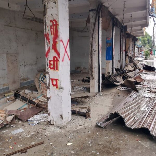 कोशी अस्पतालको जग्गामा बनाइएका संरचनामा चल्यो डोजर
