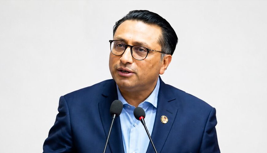 २०१३ सालदेखिका अर्थसम्बन्धी ऐनहरू एकैसाथ संशोधन गर्दै अर्थमन्त्री डा. वाग्ले
