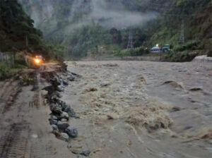 तामाकोशी बाढीले दोलखाको किर्नेटारमा सडक कटान, मन्थली–चरिकोट सडक अवरुद्ध
