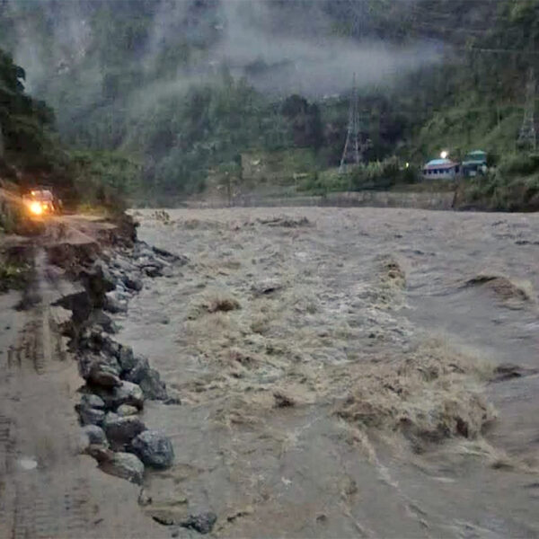 तामाकोशी बाढीले दोलखाको किर्नेटारमा सडक कटान,…