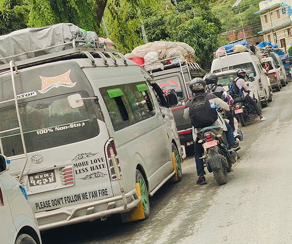 बीपी राजमार्गमा ‘होल्ड’ गरिएका यात्रु बोकेका…
