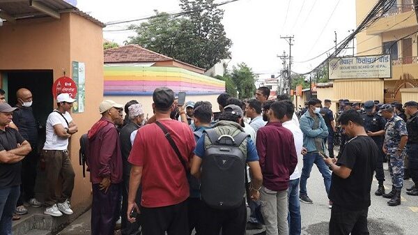 सेयर बजार निरन्तर ओरालो, धितोपत्र बोर्ड घेर्न पुगे लगानीकर्ता