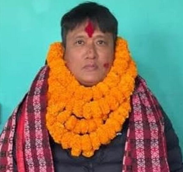 स्रोत नखुलेको साढे ६ लाखसहित उपसचिव…