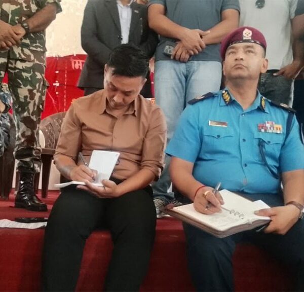 काठमाडौं आउँदै गरेका मिटरब्याज पीडितलाई गृहमन्त्रीले निजगढ पुगेर भेटे