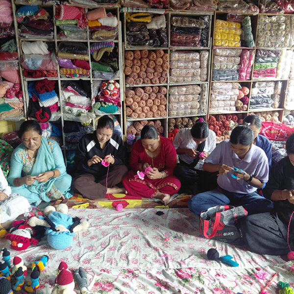 धागोबाट सिर्जना : आत्मनिर्भर बन्दै दाङका आमाहरू