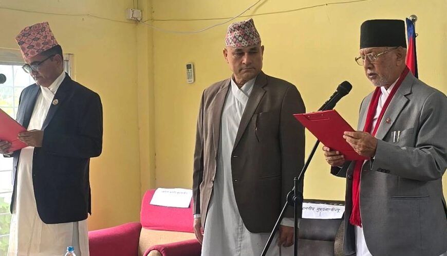 सुदूरपश्चिम प्रदेशका नवनियुक्त मुख्यमन्त्री खगराज भट्टले लिए शपथ