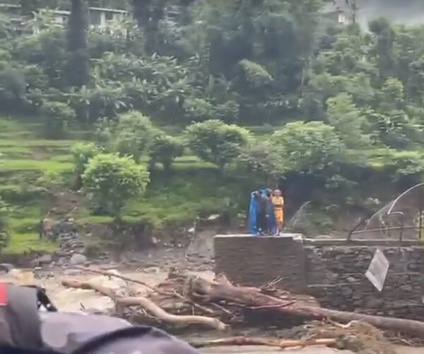 मोदीखोला बाढीका कारण मन्दिरमा फसेका तीन…