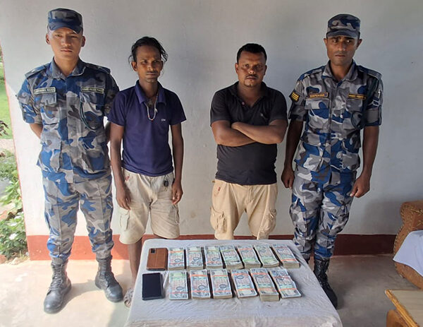 सर्लाहीमा स्रोत नखुलेको १३ लाखसहित २…