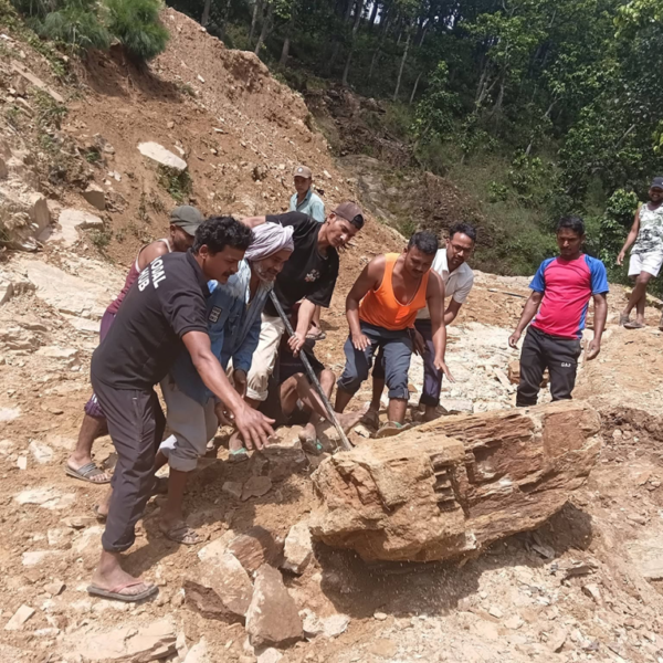 जनश्रमदानबाट मर्मत हुँदै ग्रामीण सडक