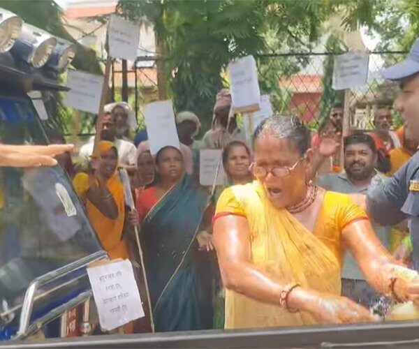 जनकपुरमा मिटरब्याजपीडित महिलाले गरिन् अदालत अगाडि आत्मदाह प्रयास